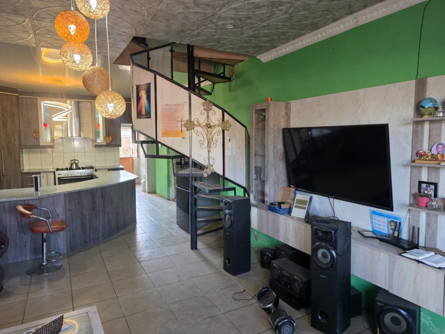5 Bedroom Property for Sale in Bridgeton Western Cape